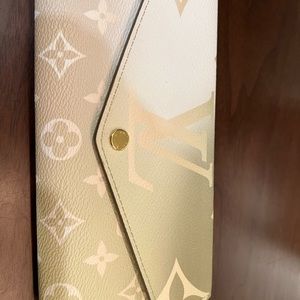 Louis Vuitton Sarah wallet Marshmallow sand and khaki.